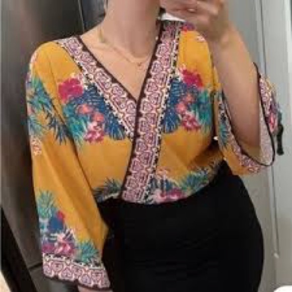 Flying Tomato Tops - Flying Tomato Yellow Floral V-Neck Boho Crop Top Size Small